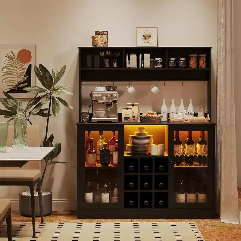 Mobiletto da Caffè con Presa Elettrica, Ripiani Regolabili, Ganci, Credenza Contenitore per Cucina Sala da Pranzo, Nero