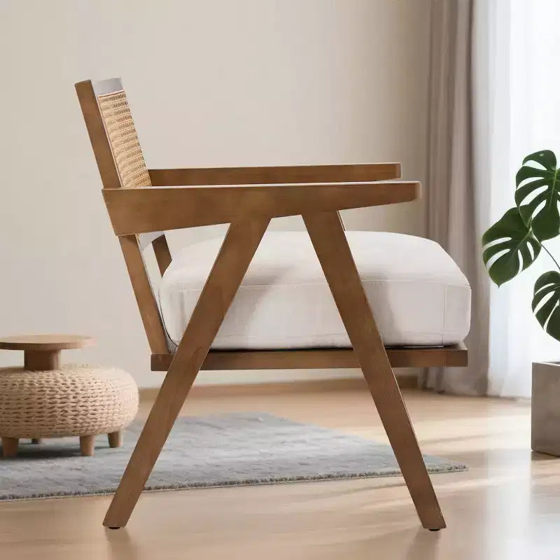 Poltrona Mid-Century da Fattoria, Poltrona in Legno con Schienale in Rattan e Cuscino in Lino, Beige