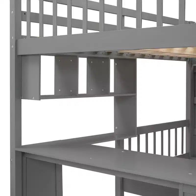 Letto a castello matrimoniale superiore con letto singolo inferiore, scrivania integrata, mensole, cassetti multipli e scala con vani portaoggetti