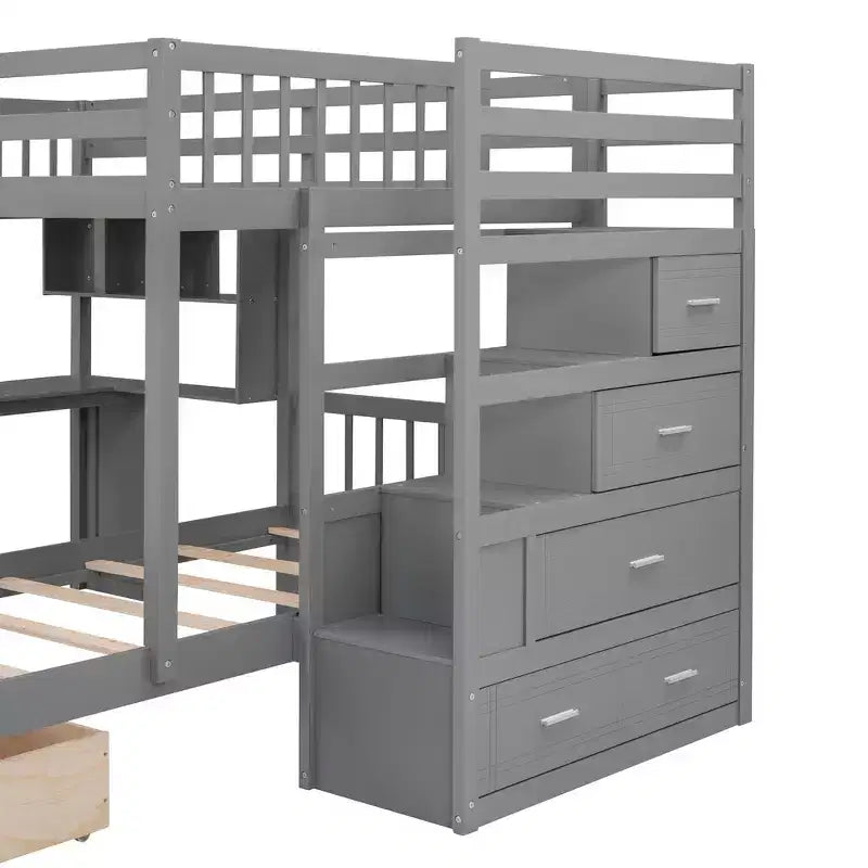 Letto a castello matrimoniale superiore con letto singolo inferiore, scrivania integrata, mensole, cassetti multipli e scala con vani portaoggetti