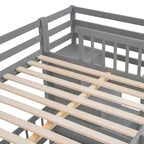 Letto a castello matrimoniale superiore con letto singolo inferiore, scrivania integrata, mensole, cassetti multipli e scala con vani portaoggetti