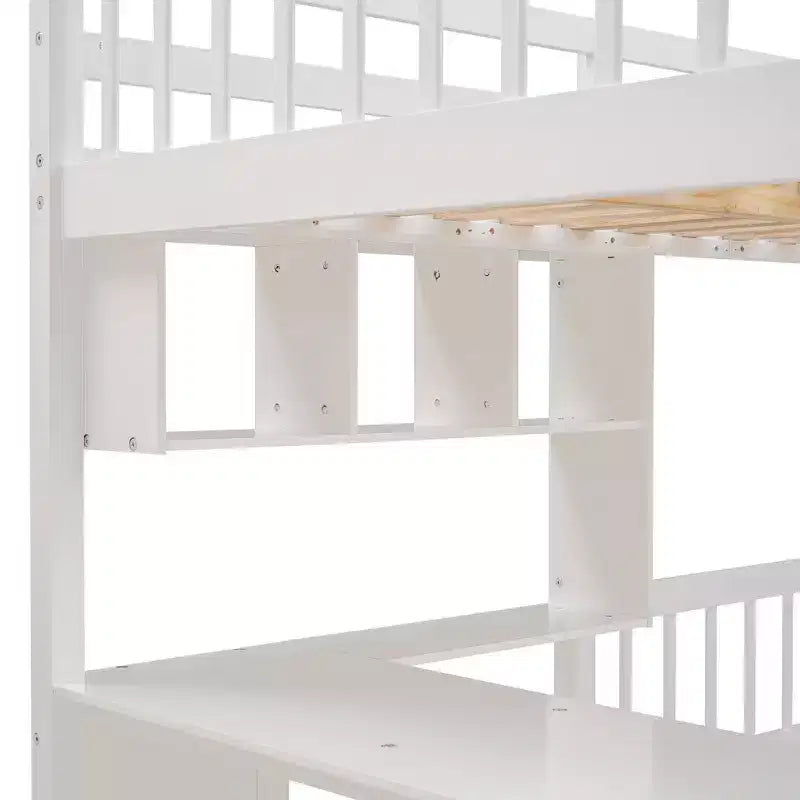 Letto a castello matrimoniale superiore con letto singolo inferiore, scrivania integrata, mensole, cassetti multipli e scala con vani portaoggetti