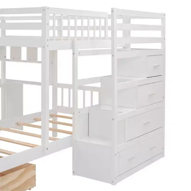 Letto a castello matrimoniale superiore con letto singolo inferiore, scrivania integrata, mensole, cassetti multipli e scala con vani portaoggetti
