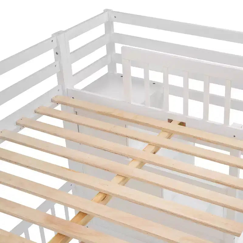 Letto a castello matrimoniale superiore con letto singolo inferiore, scrivania integrata, mensole, cassetti multipli e scala con vani portaoggetti