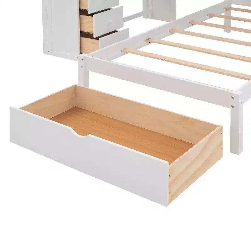 Letto a castello matrimoniale superiore con letto singolo inferiore, scrivania integrata, mensole, cassetti multipli e scala con vani portaoggetti