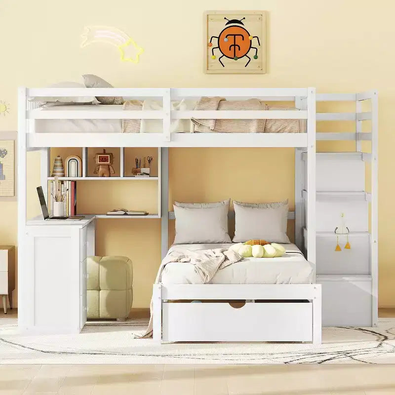 Letto a castello matrimoniale superiore con letto singolo inferiore, scrivania integrata, mensole, cassetti multipli e scala con vani portaoggetti