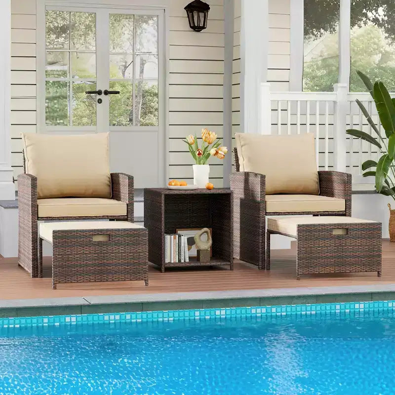 Set conversazione da esterno con schienale alto 5 pezzi con 2 pouf e tavolo, sedie lounge in rattan PE per tutte le stagioni con cuscini morbidi, per balcone, giardino e bordo piscina
