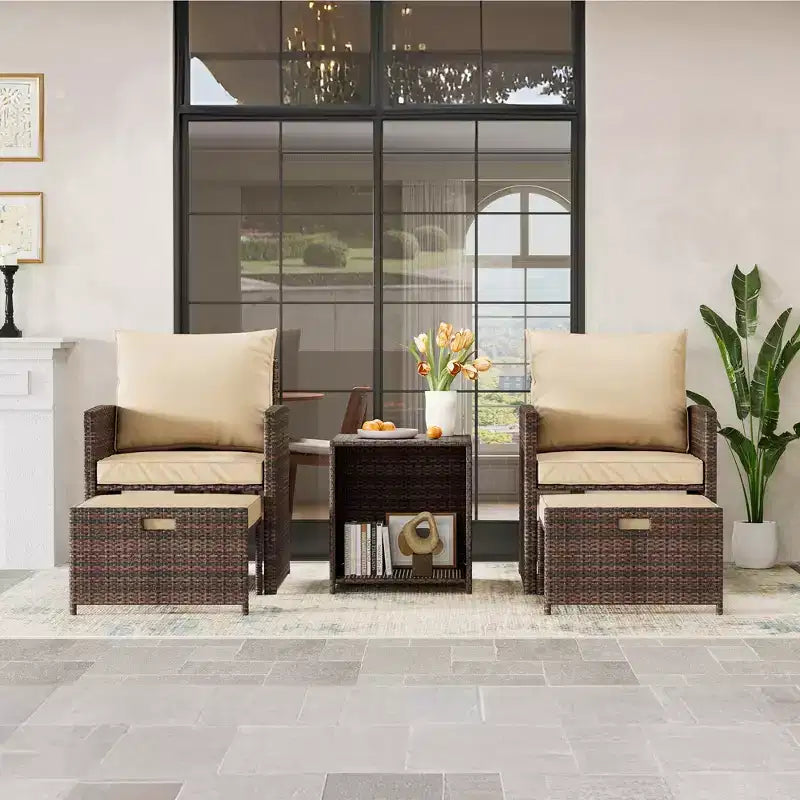Set conversazione da esterno con schienale alto 5 pezzi con 2 pouf e tavolo, sedie lounge in rattan PE per tutte le stagioni con cuscini morbidi, per balcone, giardino e bordo piscina