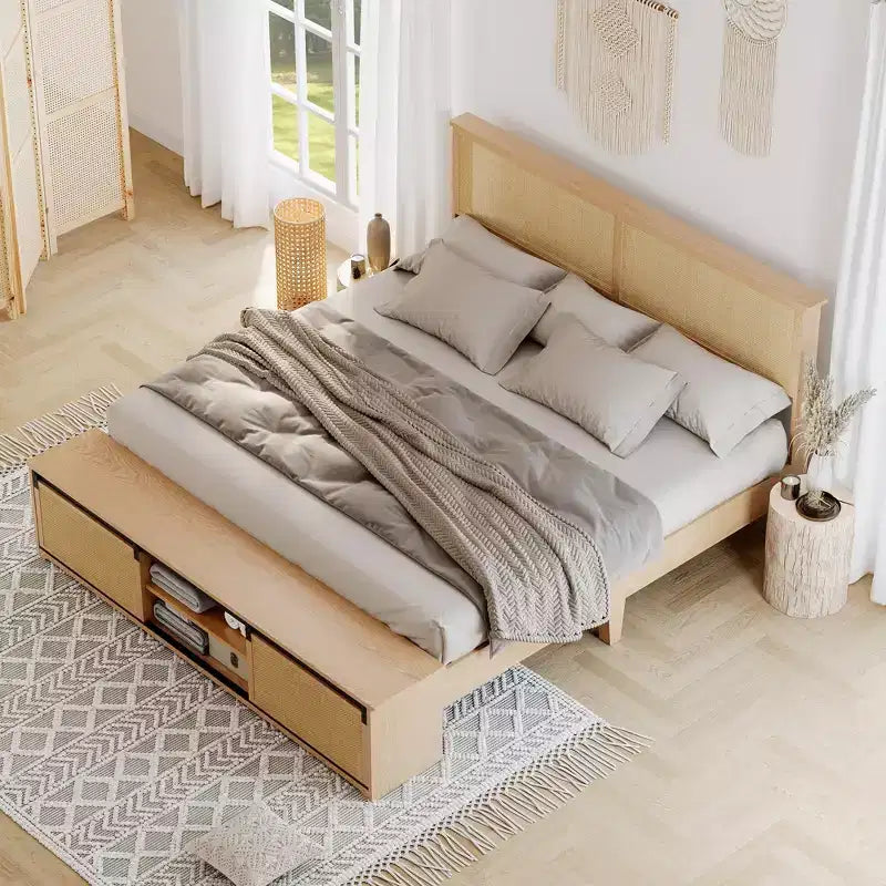 Struttura letto matrimoniale in rattan naturale con contenitore con anta scorrevole a fienile e testiera con luce intelligente