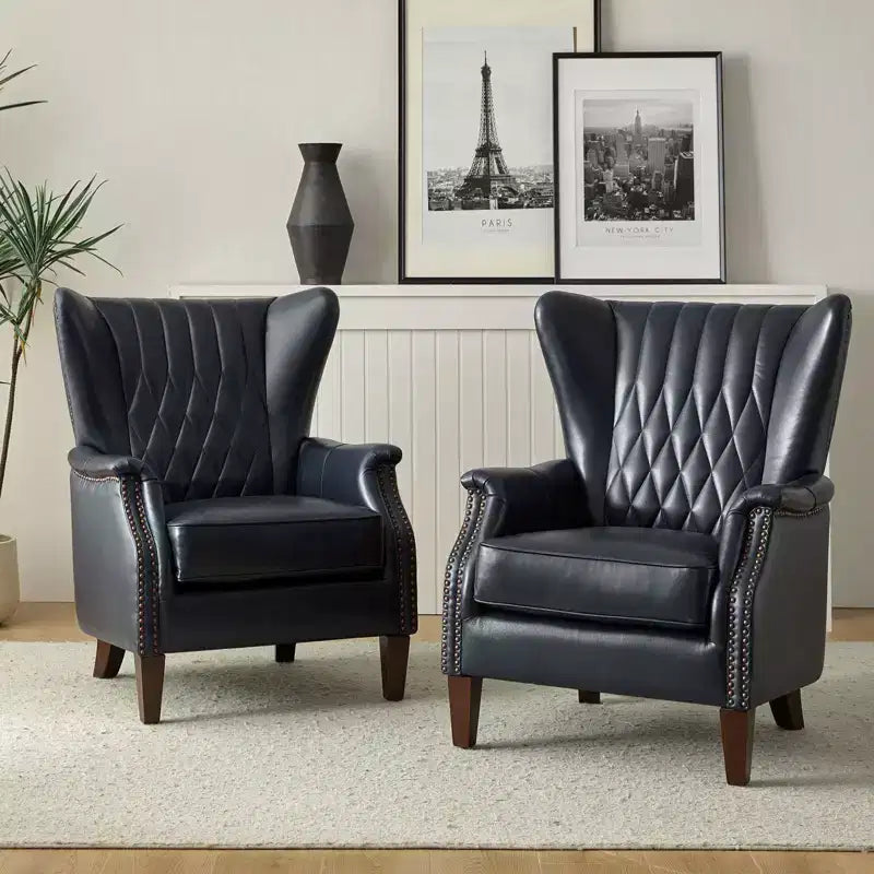 Poltrona a pozzetto in vera pelle con borchie decorative e gambe in legno massello, blu nautico
