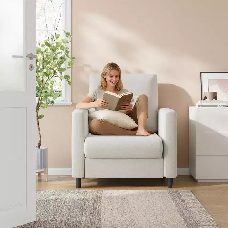 Divano Lounge Una moderna sedia singola imbottita adatta per soggiorno o camera da letto, caratterizzata da una struttura in legno di metà secolo, comoda e compatta.