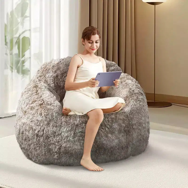 Pouf in morbida ecopelliccia con braccioli. Poltrona lounge con imbottitura in schiuma, comoda per camera da letto, soggiorno, lettura e gioco.