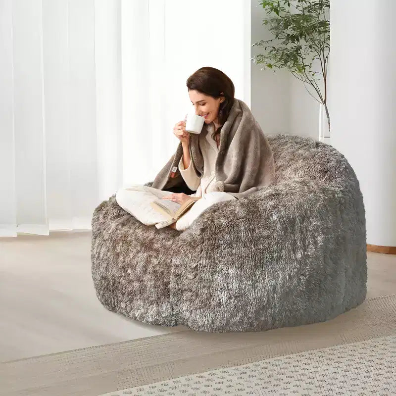 Pouf in morbida ecopelliccia con braccioli. Poltrona lounge con imbottitura in schiuma, comoda per camera da letto, soggiorno, lettura e gioco.