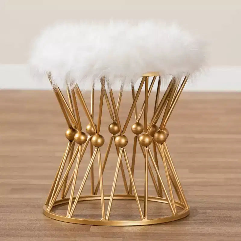 Pouf in metallo rivestito in finta pelliccia, Bianco/Oro, Completamente assemblato