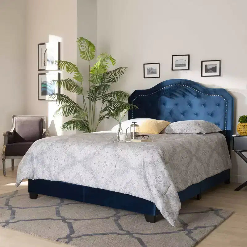 Letto Queen imbottito in velluto con bottoni, blu navy/nero, dettagli borchie argentate