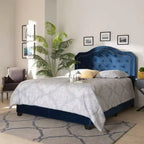 Letto Queen imbottito in velluto con bottoni, blu navy/nero, dettagli borchie argentate