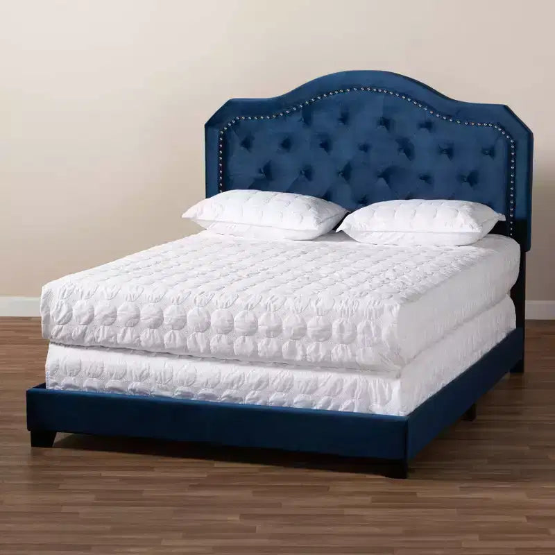 Letto Queen imbottito in velluto con bottoni, blu navy/nero, dettagli borchie argentate