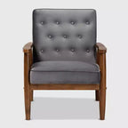 Poltrona lounge imbottita in velluto Mid-Century, con bottoni trapuntati, struttura in legno di gomma