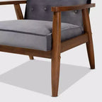 Poltrona lounge imbottita in velluto Mid-Century, con bottoni trapuntati, struttura in legno di gomma